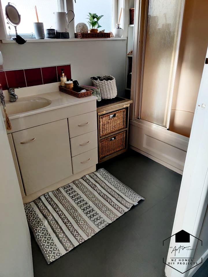 Painted Tiles: Hallway & Bathroom makeover by Jen S